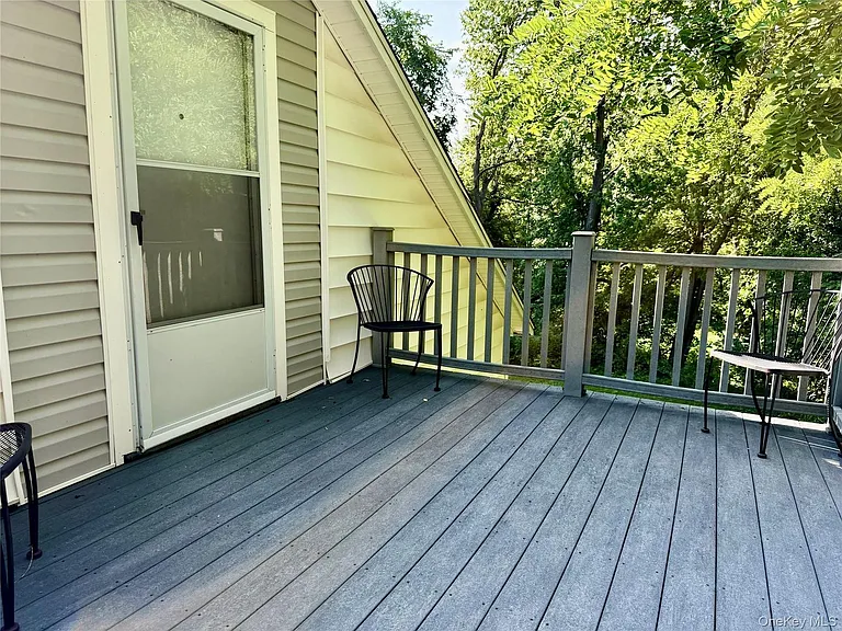 12 Lake Dr — Photo 3