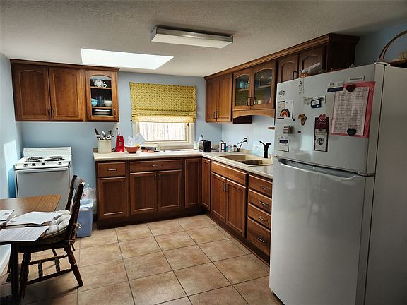 5th image of 108 Prairie St