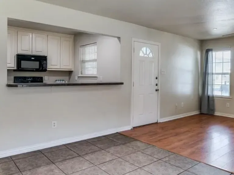 5525 Brookview Ct — Photo 4