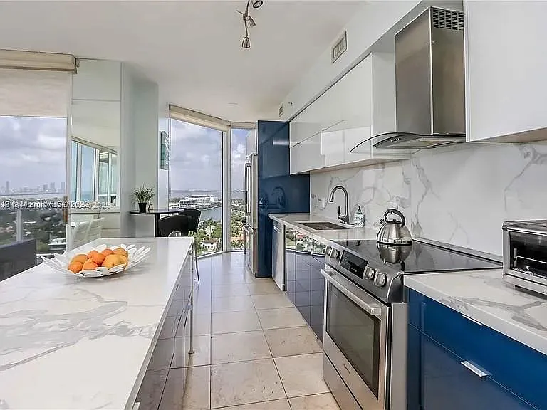 4775 Collins Ave #2105 — Photo 12