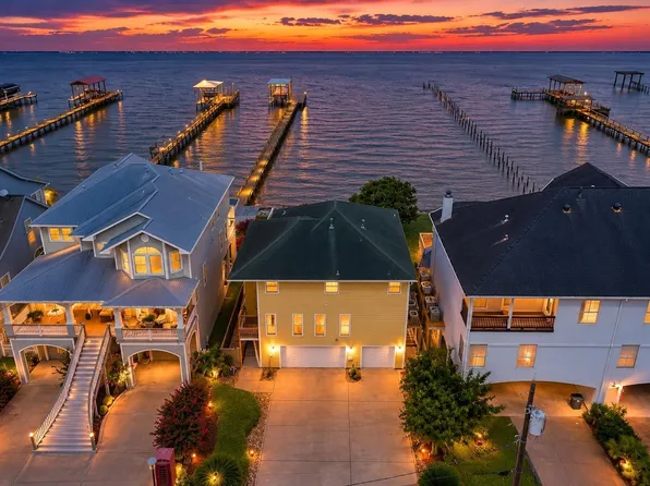 804 Bay Ave, Kemah, TX 77565