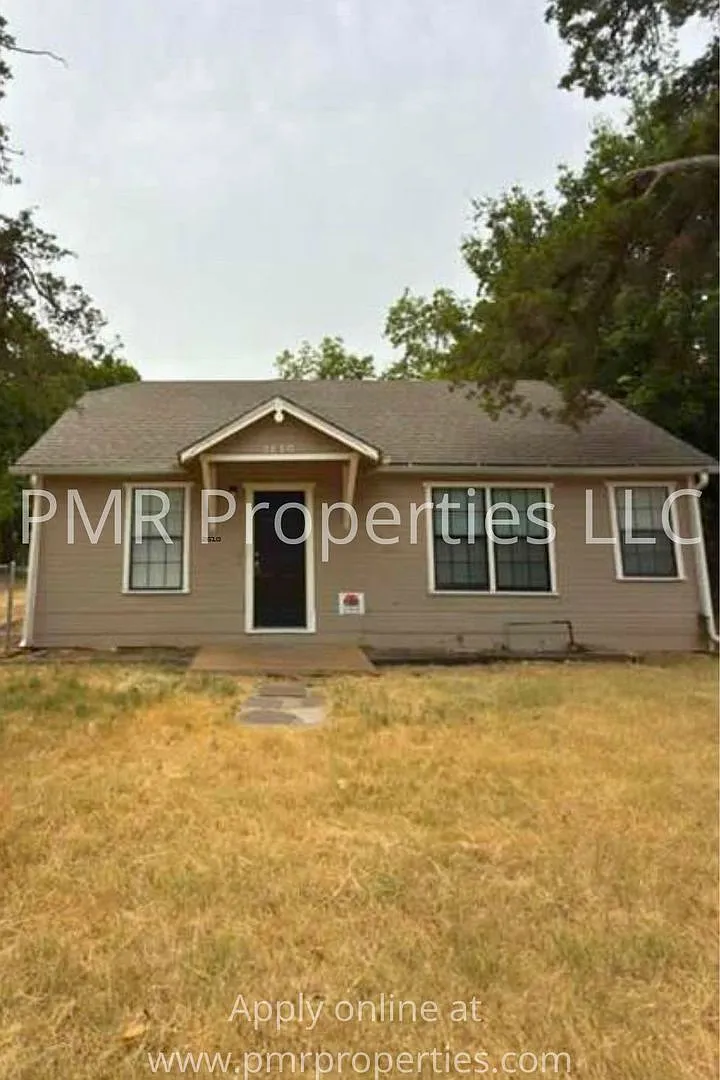 3 Bedrooms / 1 Bathroom House — Photo 1