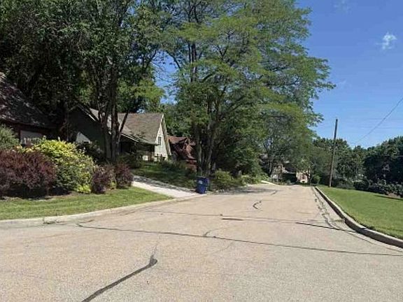 Exterior Neighborhood (street photo)