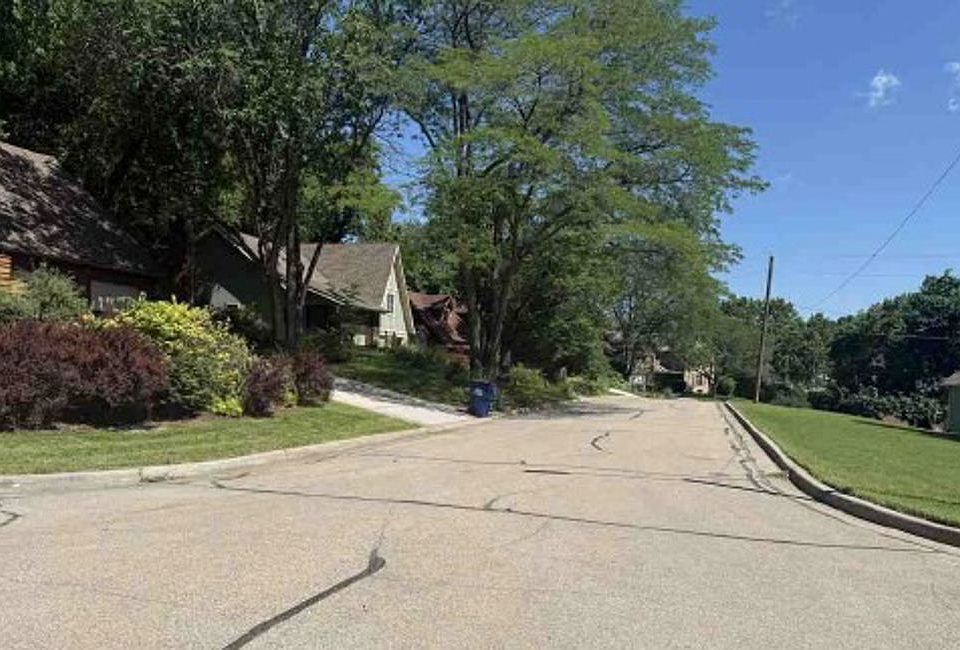 Exterior Neighborhood (street photo)