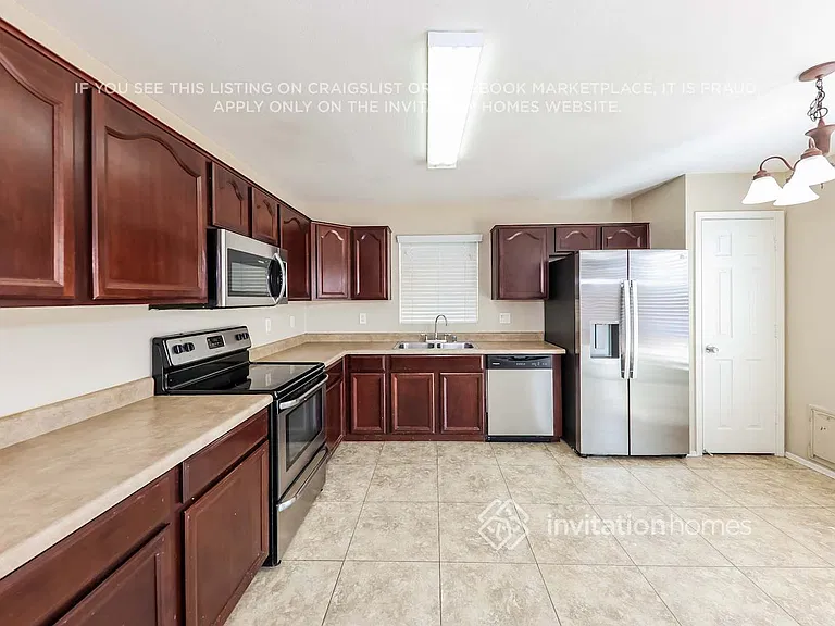 13029 W Lisbon Ln — Photo 7