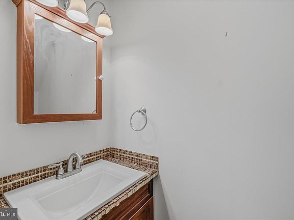 21st image of 494 Glenwood Ln