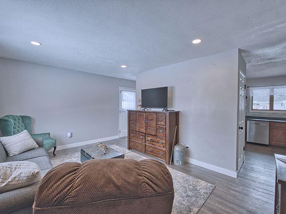 4th image of 242 Hampshire Dr