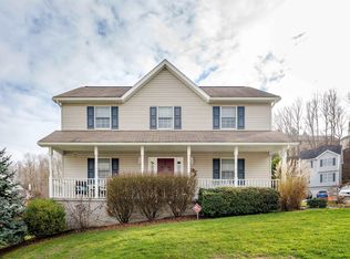 2073 Pinecrest Dr, Morgantown, WV 26505