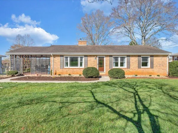 420 Glen Oak Cir, Ridgeway, VA 24148