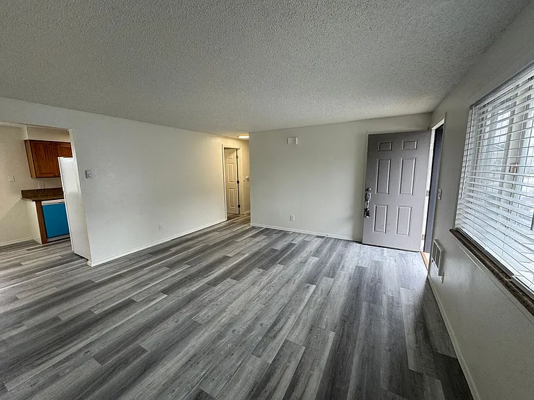 385 NW 6th St — Photo 7