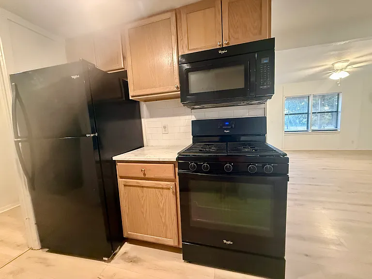 620 W Avenue B — Photo 30
