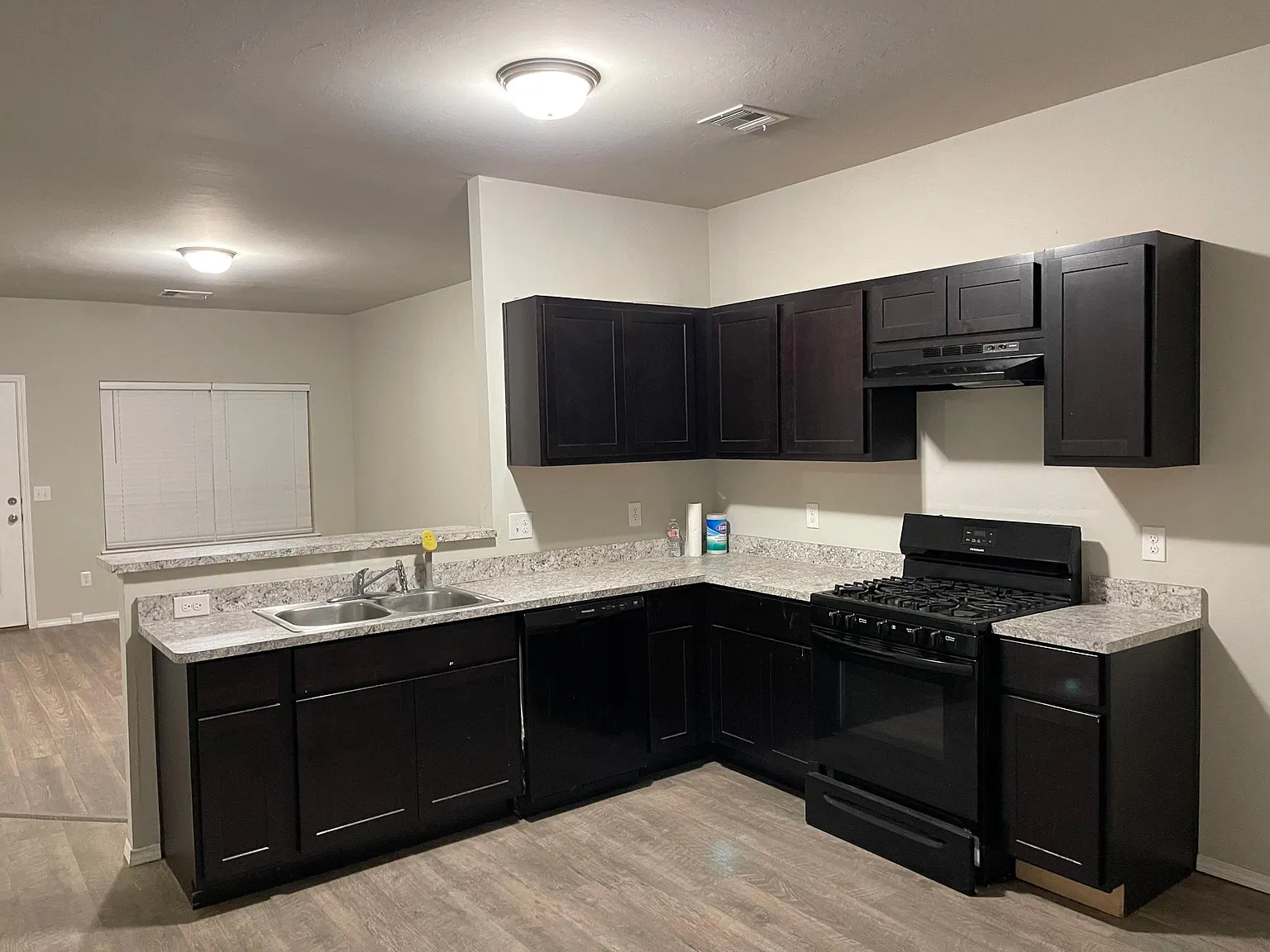3 bed, 1304 sqft, $1,430 — Photo 2