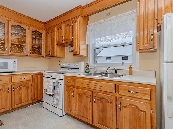 5th image of 258 Terrace St