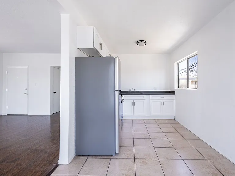 924 N Kingsley Dr — Photo 4