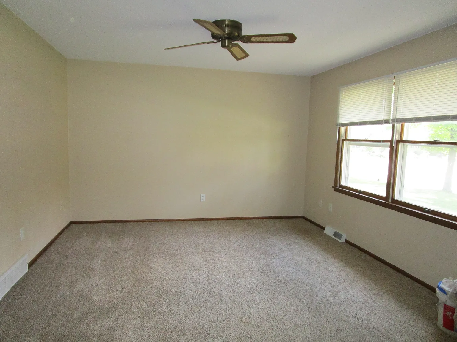2 bed, 1000 sqft, $1,400 — Photo 3