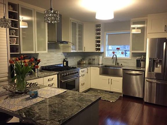 Kitchen, seating for 4 people at island, stainless steel app