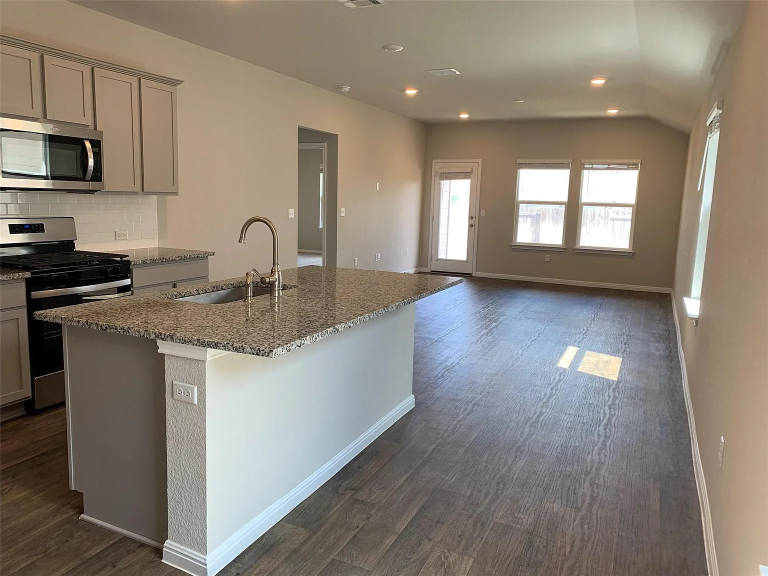 3 bed, 2.0 bath, 1486 sqft, $1,800 — Photo 3