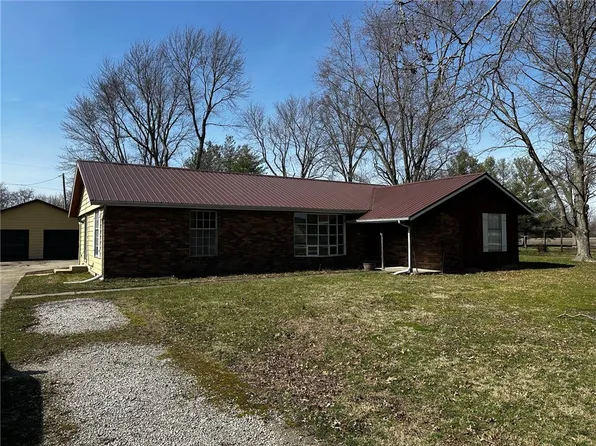 1055 Locust Ave, Neoga, IL 62447