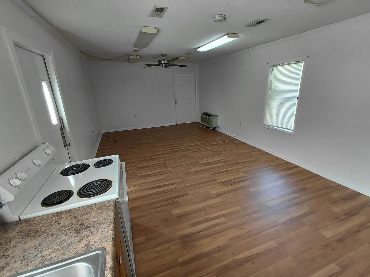 1 bed, 980 sqft, $595 — Photo 2
