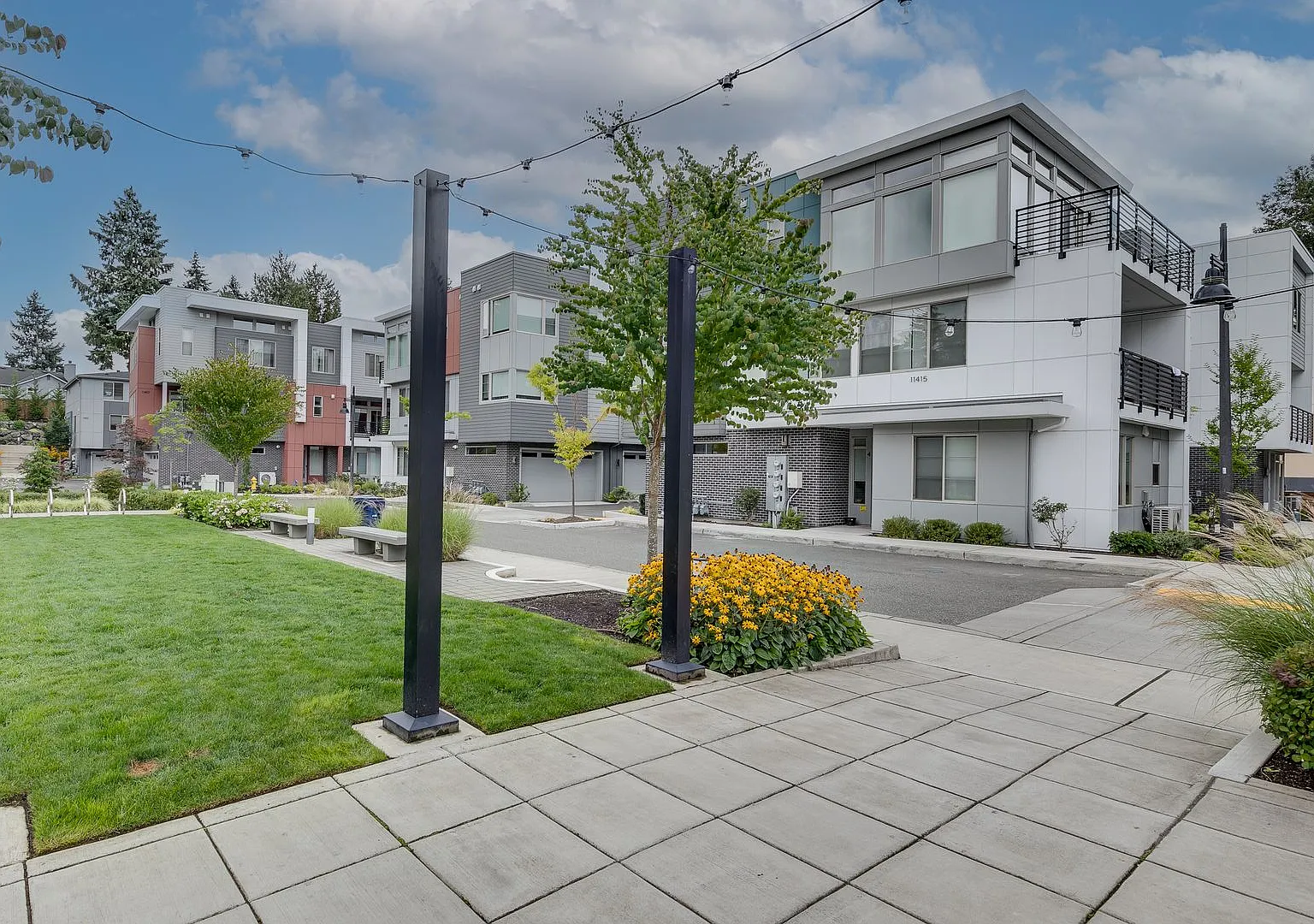 *Beautiful Modern 3 Bed Kirkland Townhome Available Now!* — Photo 3