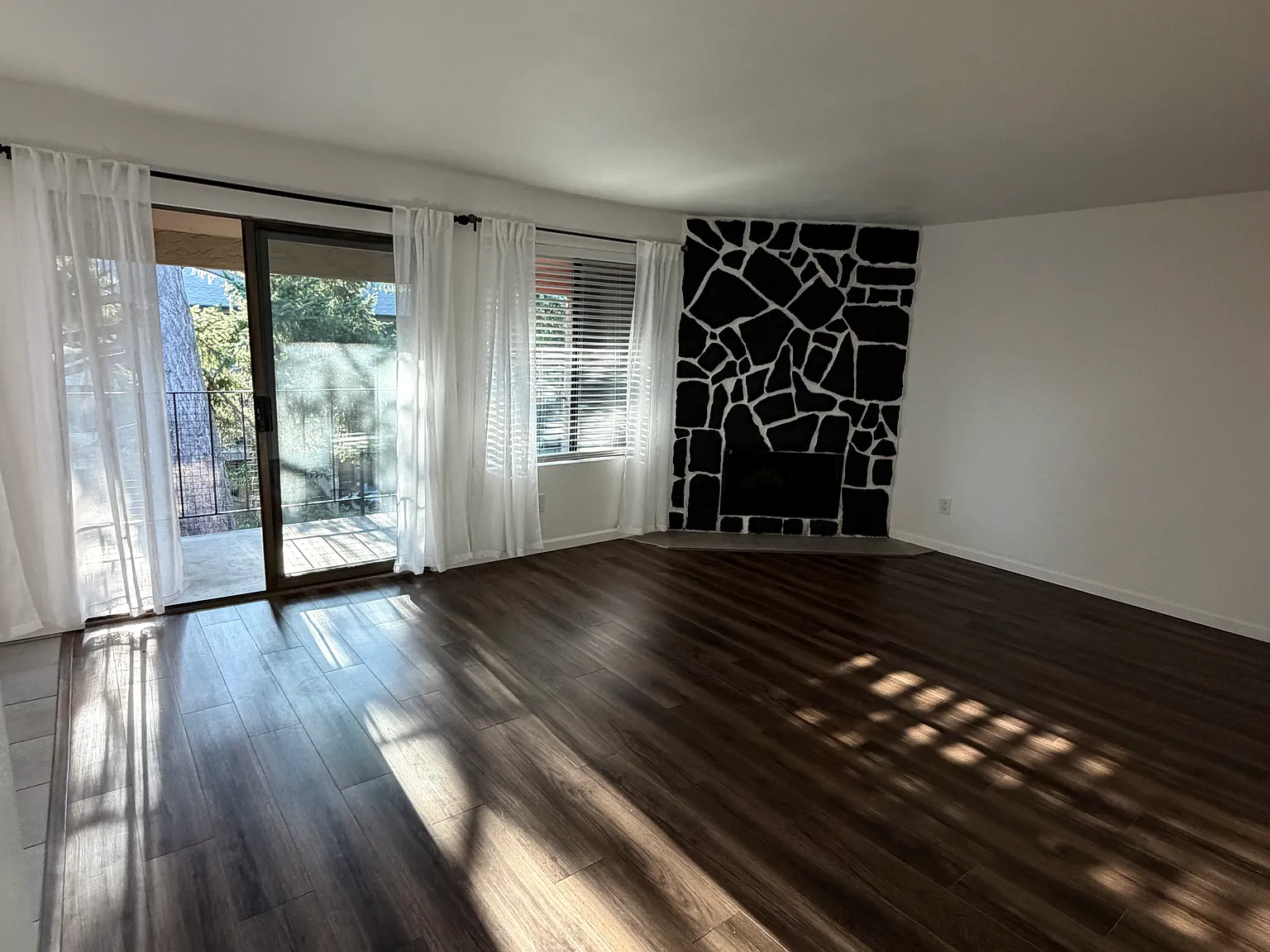 3 bed, 1052 sqft, $2,900 — Photo 1