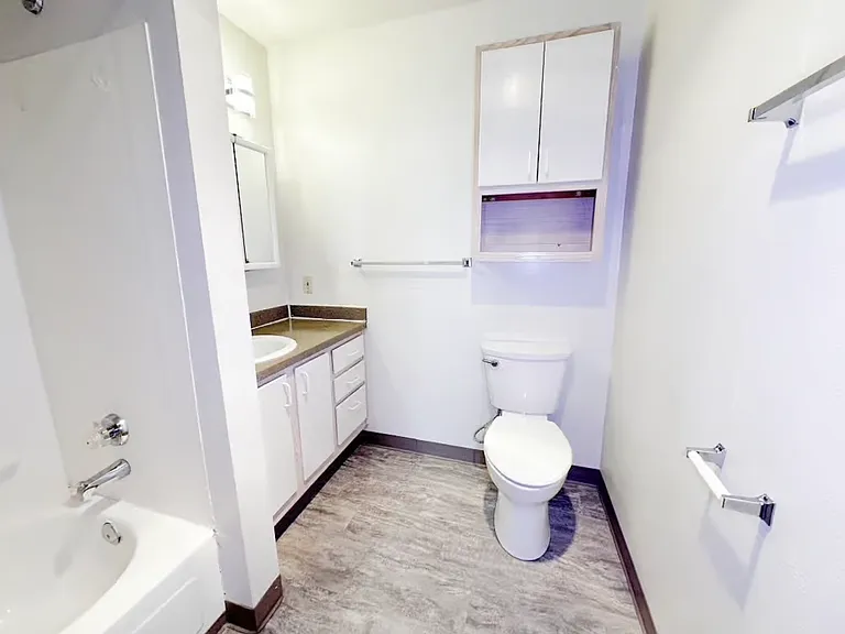 Colby Crest Apartments — Photo 8