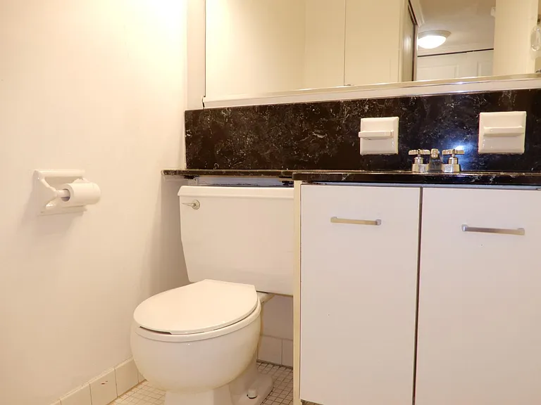 2 Hawthorne Pl #9G — Photo 11