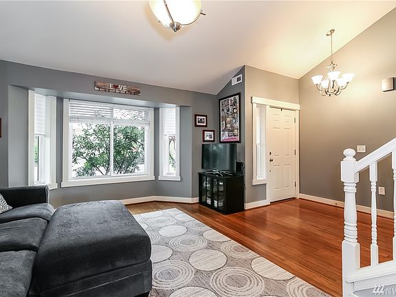 Lovely bay window allows the light to flow