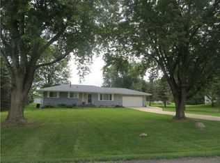 300 Northhaven Dr, Robins, IA 52328