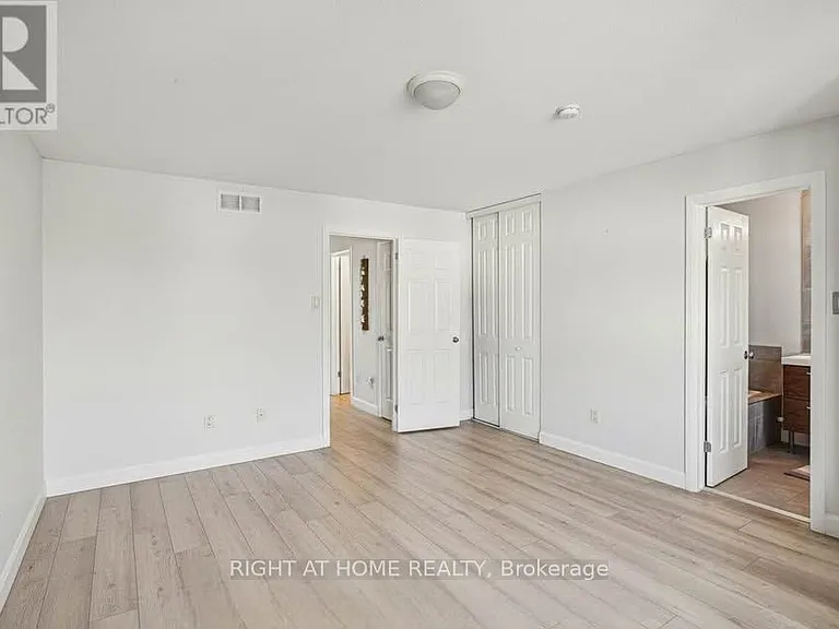 2064 Dunollie Cres — Photo 9