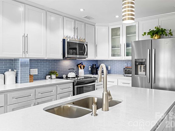 2nd image of 18789 Vineyard Point Ln
