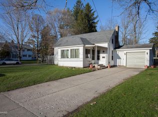 917 Lincoln Lake Ave SE, Lowell, MI 49331