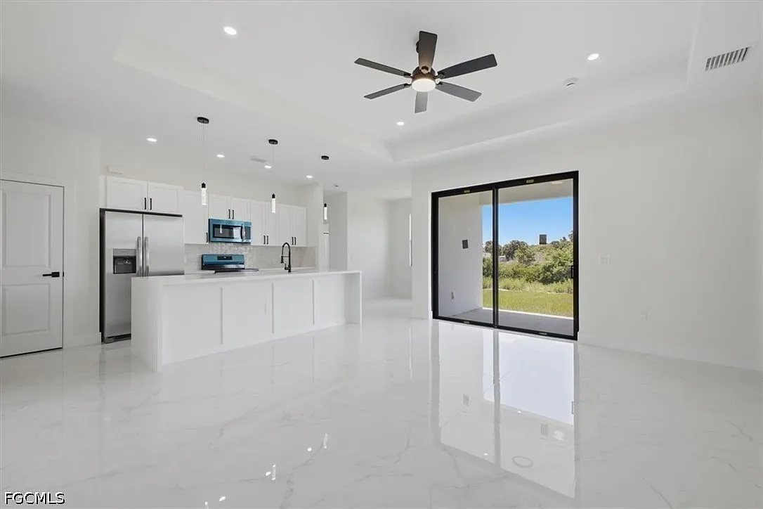 3 bed, 2.0 bath, 1585 sqft, $2,250 — Photo 4