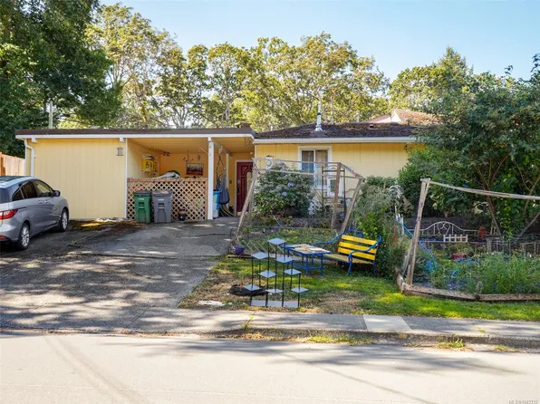 3890 Braefoot Rd, Saanich, BC V8P 3T2