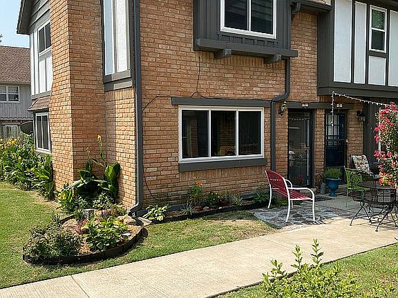 2nd image of 2522 S Florence Ave