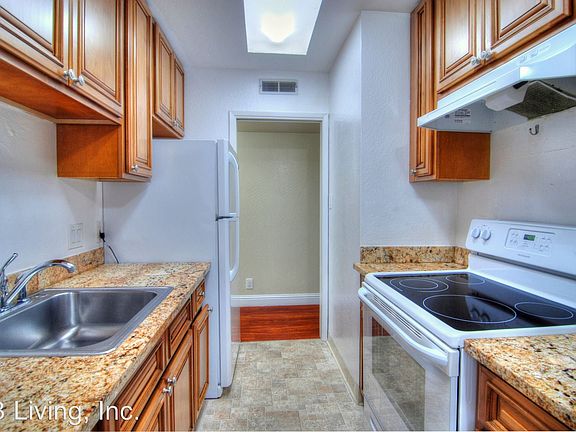 2nd image of 319 Poplar Ave APT 05