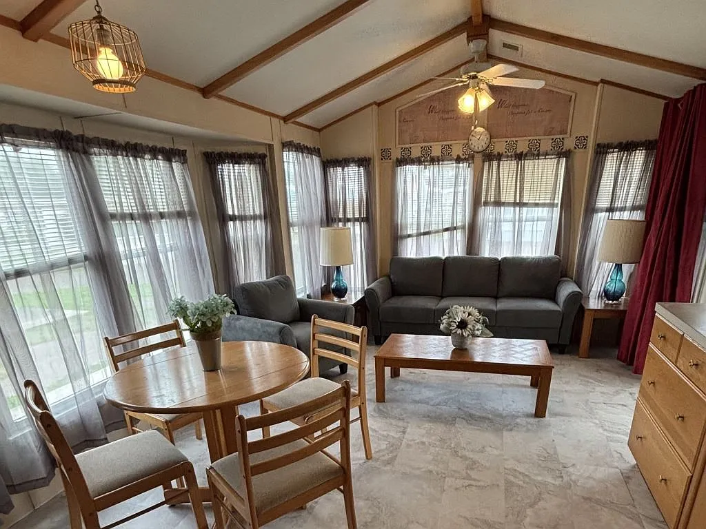 1 bed, 1.0 bath, 360 sqft, $1,245 — Photo 3
