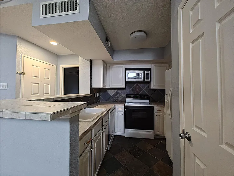 10855 Meadowglen Ln #928 — Photo 12
