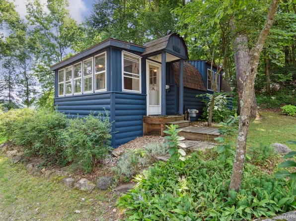 2319 Lakeview Dr, Brooklyn, MI 49230