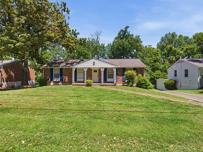 340 Lynn Dr — Photo 26