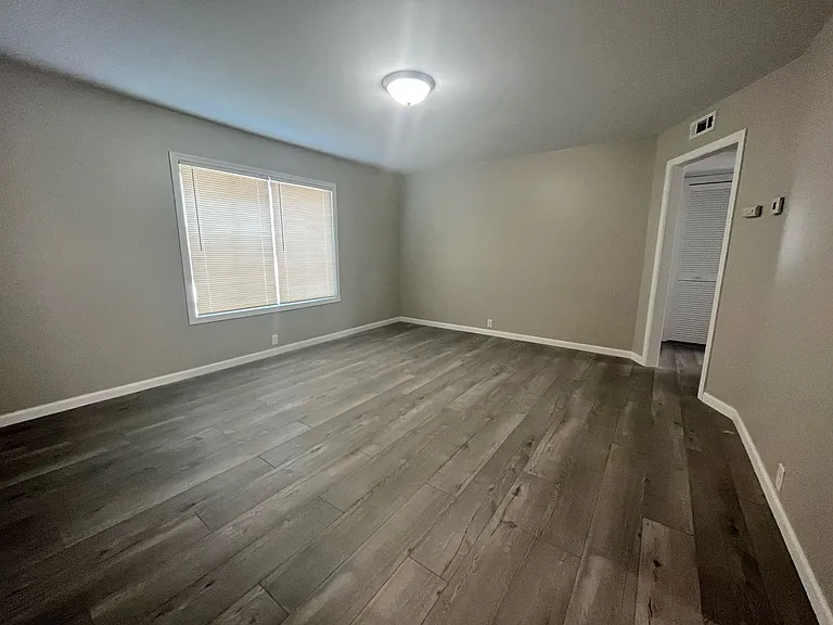 Eisenhower Apartments — Photo 16
