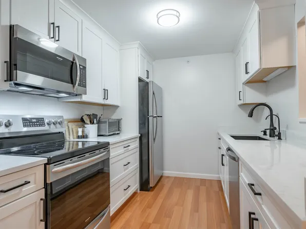 11 Bartemus Trail #207, Nashua, NH 03063