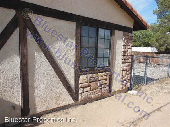 20766 Powhatan Rd, Apple Valley, CA 92308