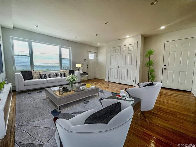 3 bed, 1.0 bath, 1000 sqft, $2,850 — Photo 2