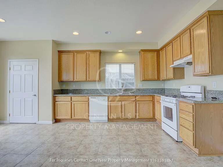 1746 Barney Ave — Photo 9