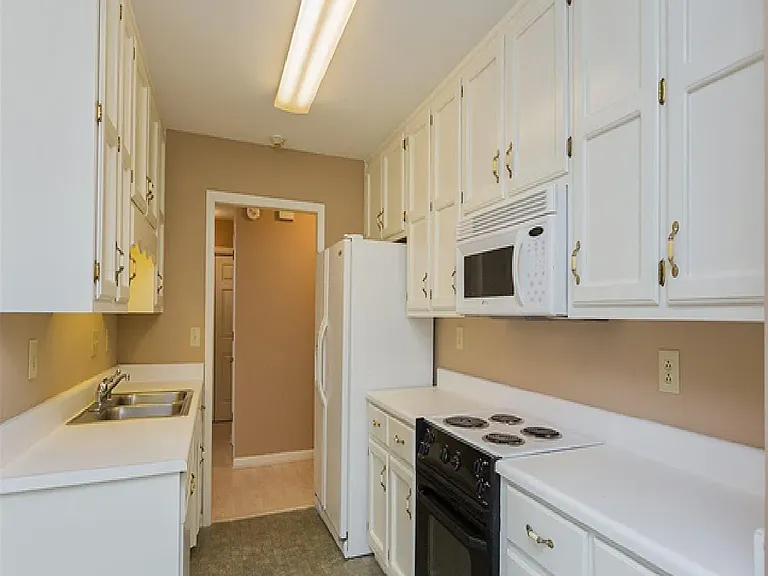 1706 Lake Park Cir — Photo 4