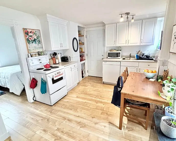 349 Charlotte St #347 — Photo 2