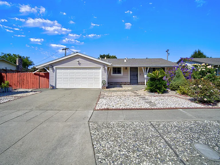25309 Meredith Ct — Photo 1