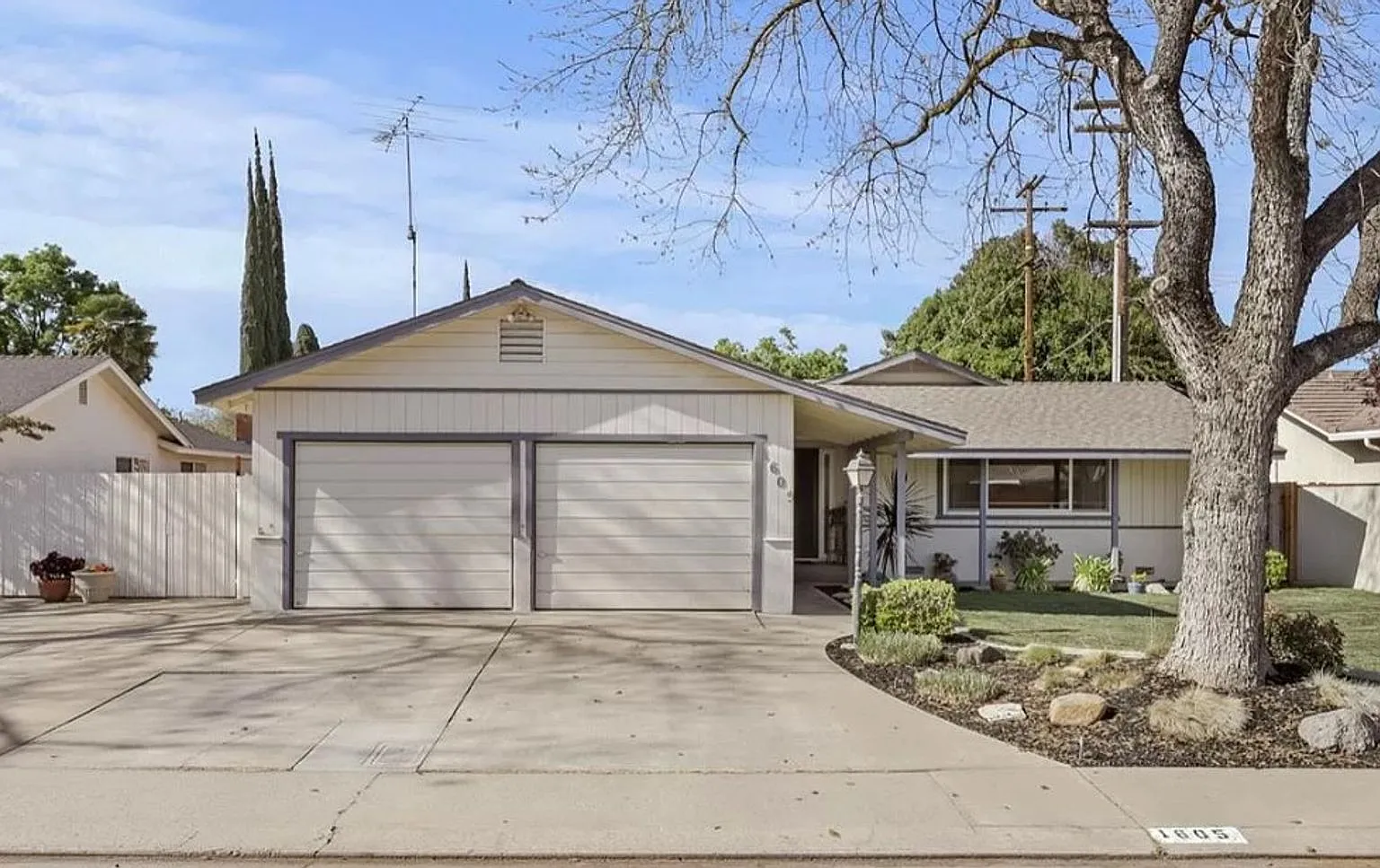 3 Bedroom Home available now. With POOL! — Photo 1