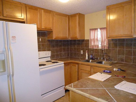 3rd image of 927 Strawberry Rd